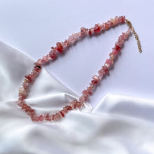 Lade das Bild in den Galerie-Viewer, 'Namaka' collier court - Quartz Fraise