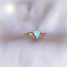 Charger l'image dans la galerie, 'Diane' bague - Pierre de Lune Bleue