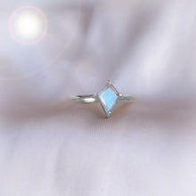 Charger l'image dans la galerie, 'Diane' bague - Pierre de Lune Bleue