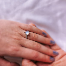 Charger l'image dans la galerie, 'Anahata' bague - Pierre de Lune Bleue