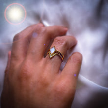 Charger l'image dans la galerie, 'Diane' bague - Pierre de Lune Bleue