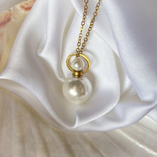 Charger l&#39;image dans la galerie, &#39;Ondine&#39; collier fiole - Nacre
