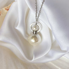 Charger l&#39;image dans la galerie, &#39;Ondine&#39; collier fiole - Nacre
