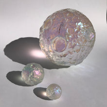 Charger l&#39;image dans la galerie, Grande Sphère Pleine Lune - Cristal de roche Angel Aura
