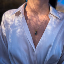 Charger l&#39;image dans la galerie, &#39;Gaïa&#39; pendentif fiole - Labradorite
