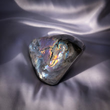 Lade das Bild in den Galerie-Viewer, Forme libre polie - Labradorite Violette et Sunset (rare)
