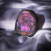 Lade das Bild in den Galerie-Viewer, Forme libre polie - Labradorite Violette et Sunset (rare)
