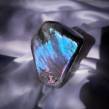 Lade das Bild in den Galerie-Viewer, Forme libre polie - Labradorite Violette et Sunset (rare)
