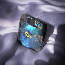 Lade das Bild in den Galerie-Viewer, Forme libre polie - Labradorite Violette et Sunset (rare)
