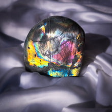 Lade das Bild in den Galerie-Viewer, Forme libre polie - Labradorite Violette et Sunset (rare)
