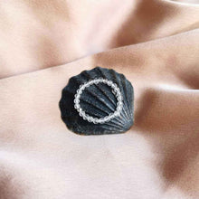 Lade das Bild in den Galerie-Viewer, &#39;Théia&#39; bague - Cristal de Roche
