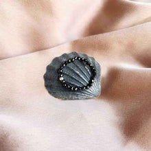 Charger l&#39;image dans la galerie, &#39;Théia&#39; bague - Spinelle Noir
