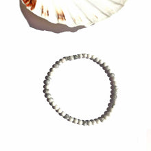 Lade das Bild in den Galerie-Viewer, &#39;Vénus&#39; Bracelet - Howlite

