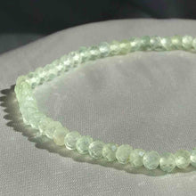 Lade das Bild in den Galerie-Viewer, &#39;Théia&#39; Bracelet - Préhnite
